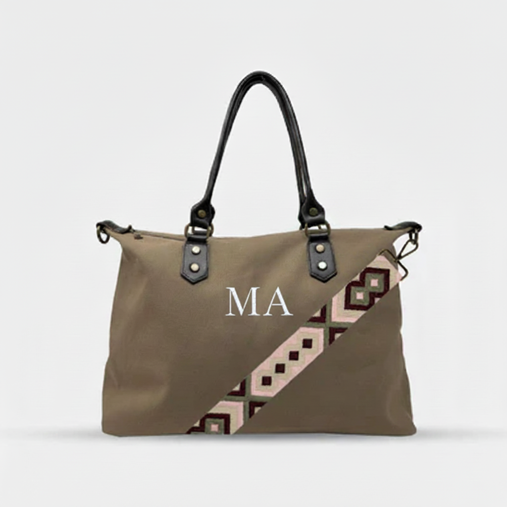 Bolso con iniciales MA bordadas en blanco puro