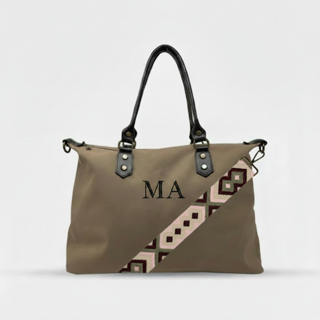 Bolso con iniciales MA bordadas en hilo negro