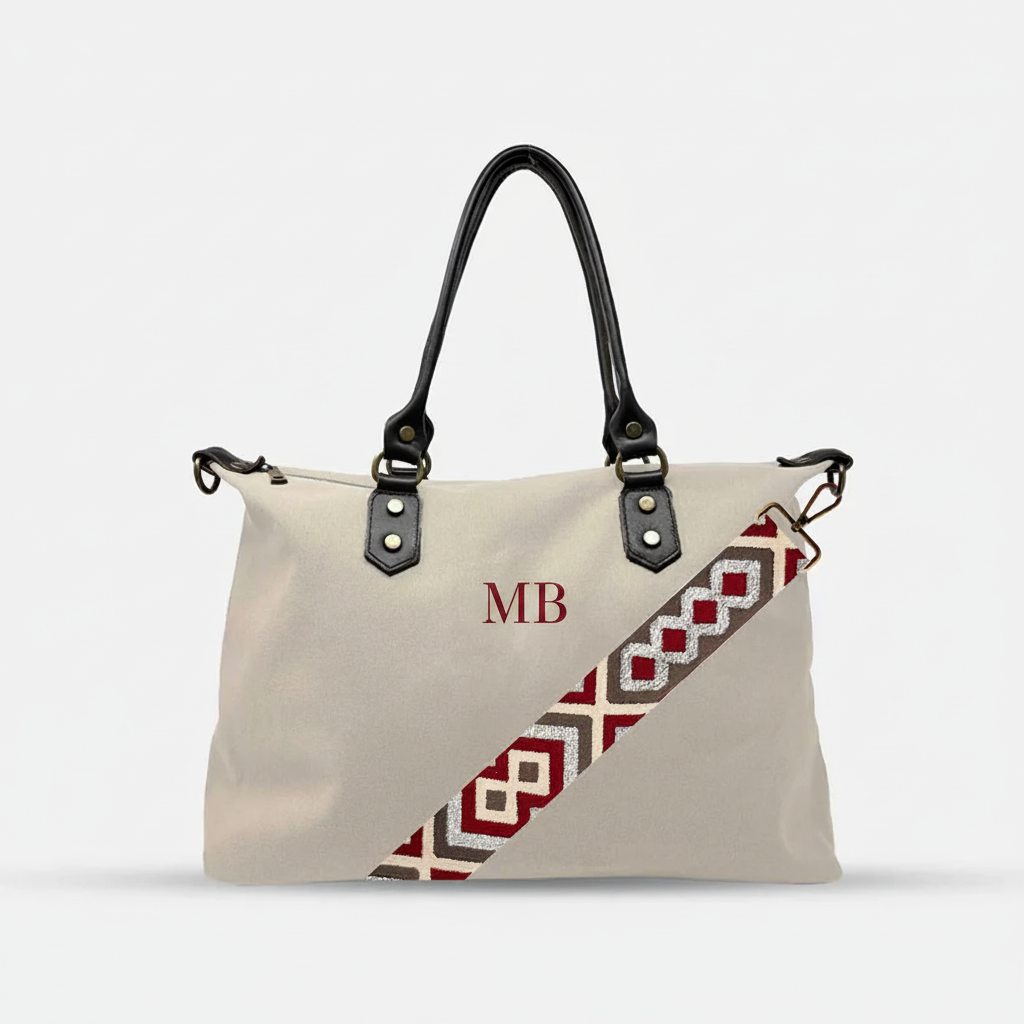 Bolso crema con iniciales MB bordadas en rojo oscuro