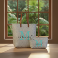 Bolso y neceser con ventana y vegetación verde de fondo
